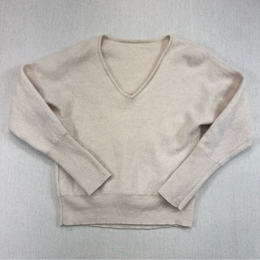 100% Cashmere V Neck Sweater Beige RN 75343 Neiman Marcus Sz XS Old Money Top